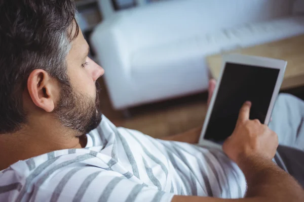 Mann nutzt digitales Tablet im Wohnzimmer — Stockfoto