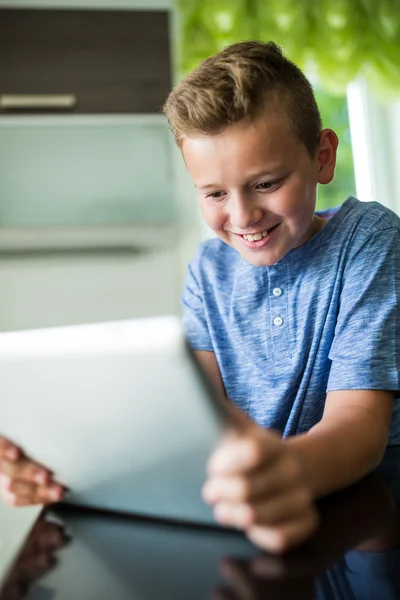 Chlapec používající digitální tablet doma — Stock fotografie