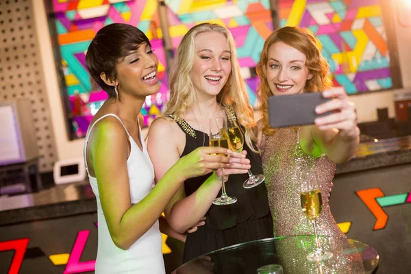 Vrouwelijke vrienden nemen van selfie — Stockfoto