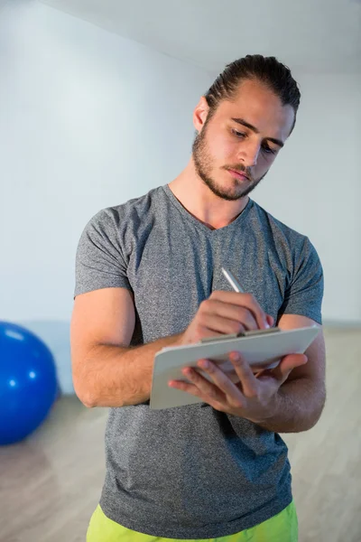 Fitness trenér psaní na schránky — Stock fotografie