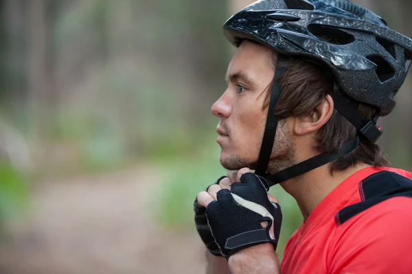 Zbliżenie: mężczyzna mountain biker sobie kask rowerowy — Zdjęcie stockowe