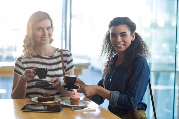 コーヒーを飲んでいる女性の笑みを浮かべてください。 — ストック写真