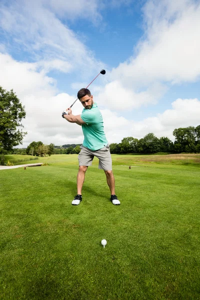 Fokuserade man spela golf — Stockfoto