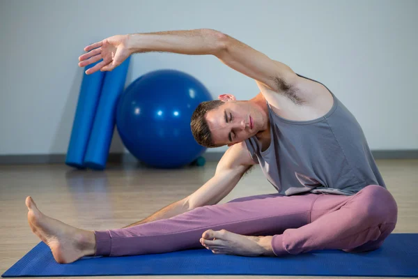Uomo che esegue yoga — Foto Stock
