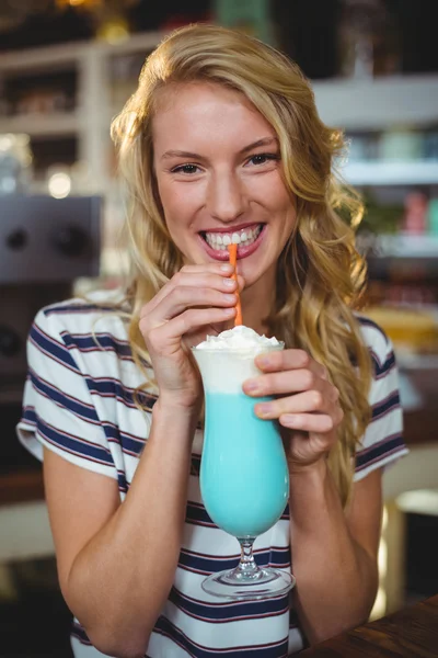 Mulher bebendo milkshake com palha — Fotografia de Stock