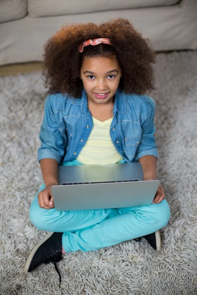 Retrato de menina usando laptop — Fotografia de Stock