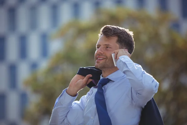 Hombre de negocios guapo hablando por teléfono — Foto de Stock