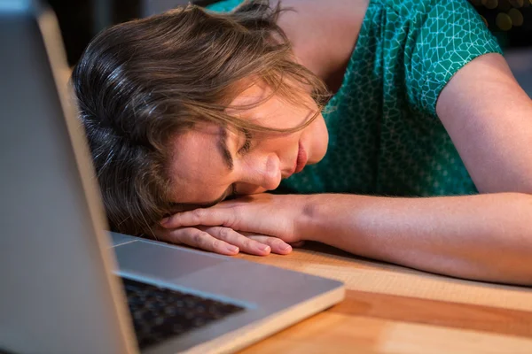 Pengusaha wanita lelah tidur di meja — Stok Foto