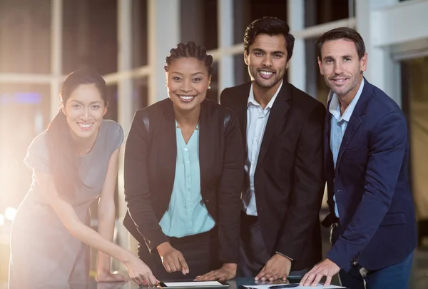 Grupp av affärsmän diskutera tillsammans över tablett — Stockfoto