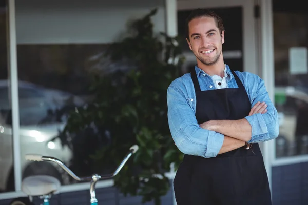 Waiter standing with arms crossed — Stock Photo, Image