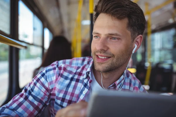 Bonito homem ouvindo música no tablet — Fotografia de Stock