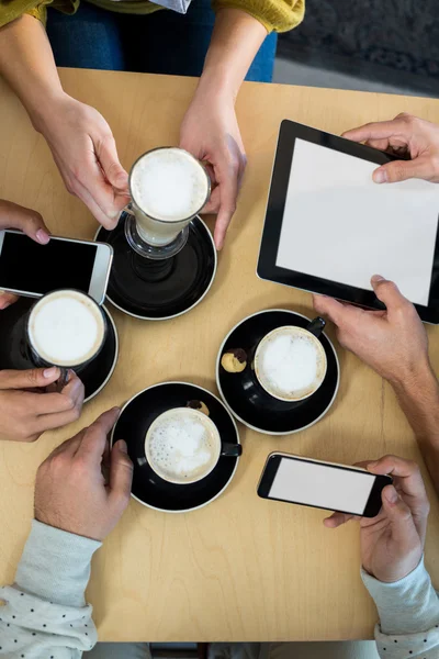 Barátok használ a mobil telefonok és tabletta — Stock Fotó