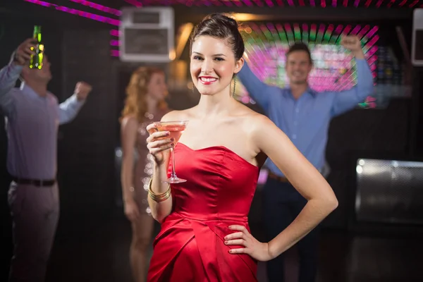 Vrouw met een glas cocktail — Stockfoto