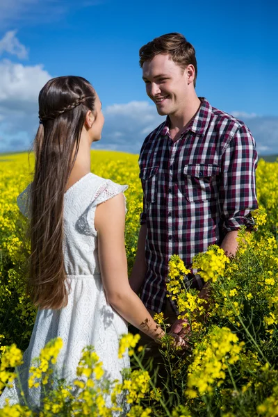 Пара смотрит друг на друга в горчичном поле — стоковое фото