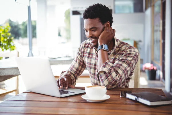 Man met laptop — Stockfoto