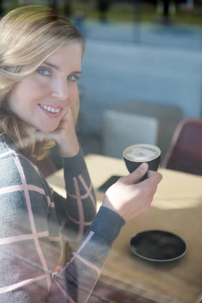 カフェテリアでコーヒーを飲んで女性 — ストック写真