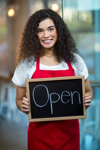 Camarera mostrando pizarra con signo abierto — Foto de Stock