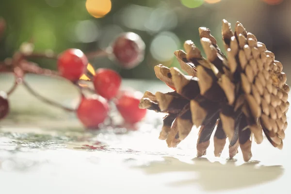 Ornements de Noël sur table en bois — Photo