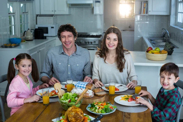 Ontbijten en gelukkige familie — Stockfoto