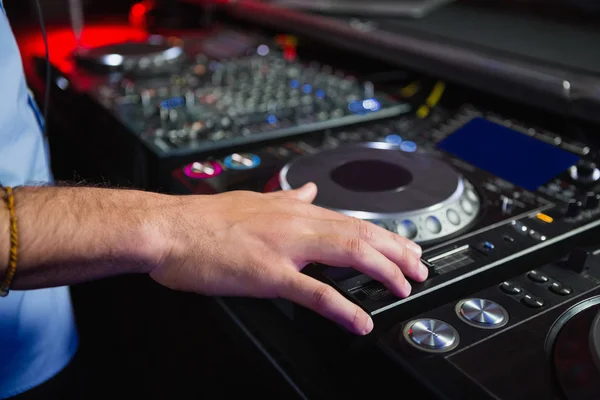 Mies DJ soittaa musiikkia — kuvapankkivalokuva
