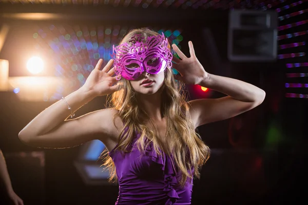 Woman with masquerade dancing on dance floor — Stock Photo, Image