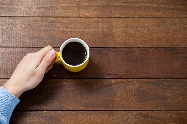 Uomo in possesso di una tazza di caffè — Foto Stock