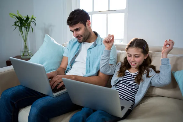 Vader en dochter met laptop — Stockfoto