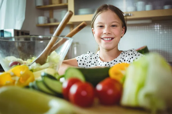 Mädchen steht in Küche — Stockfoto