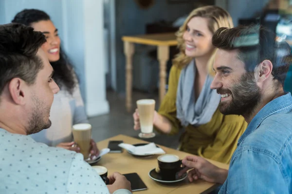 Prietenii interacționează în timp ce beau cafea — Fotografie, imagine de stoc