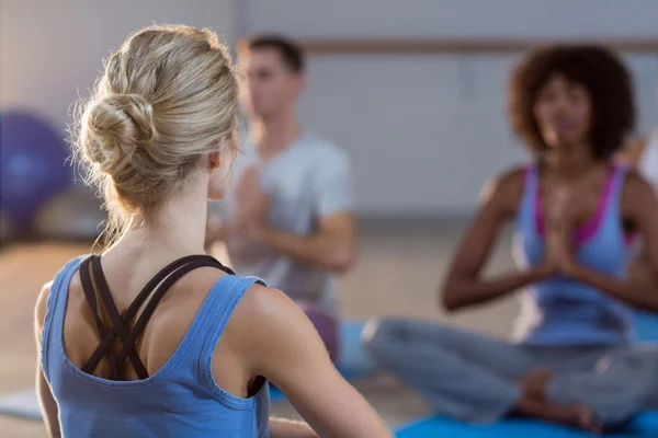 Instructeur prenant des cours de yoga — Photo