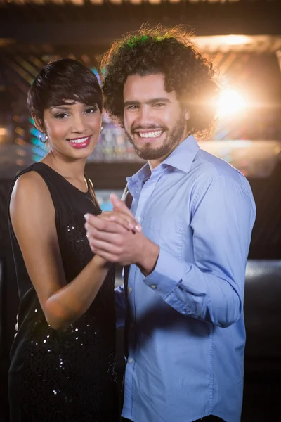 Pareja bailando juntos en pista de baile —  Fotos de Stock