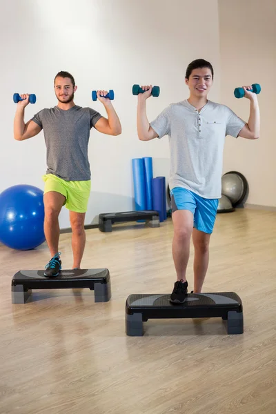 Deux hommes faisant de l'exercice aérobie étape — Photo