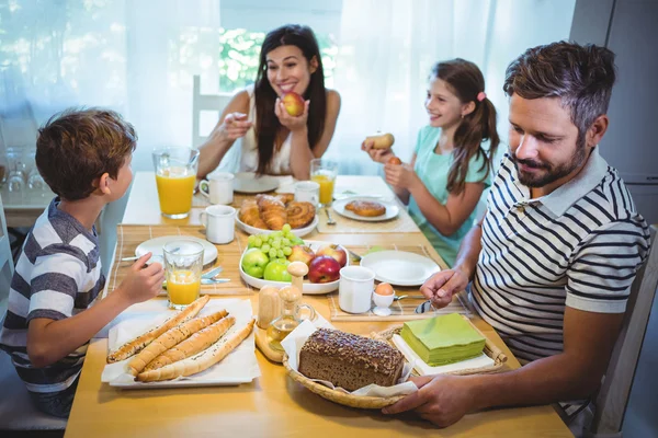 Aile birlikte kahvaltı yapıyor. — Stok fotoğraf