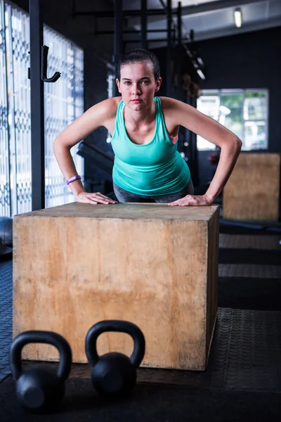 Atlet pomocí dřevěné kostky v tělocvičně — Stock fotografie