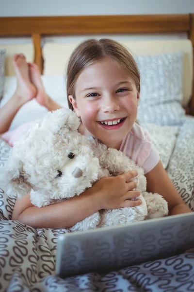 Oyuncak ayı ve tablet kullanma ile kız — Stok fotoğraf