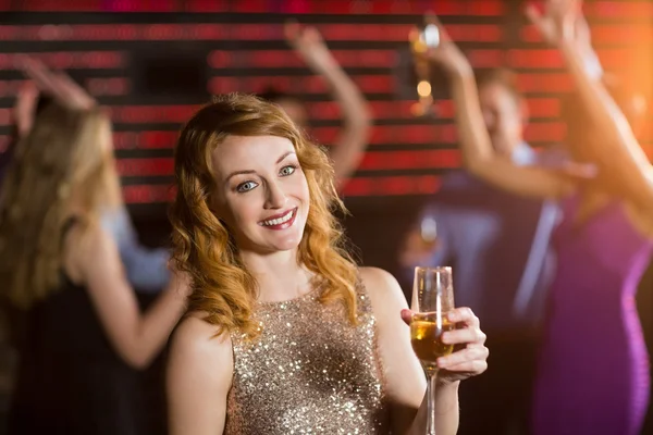 Vrouw met een glas champagne — Stockfoto