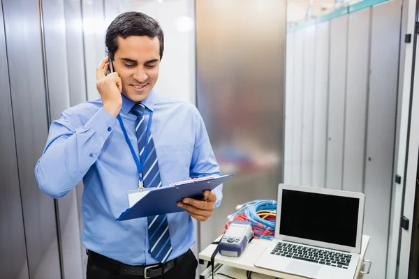 Technician talking on mobile phone — Stock Photo, Image