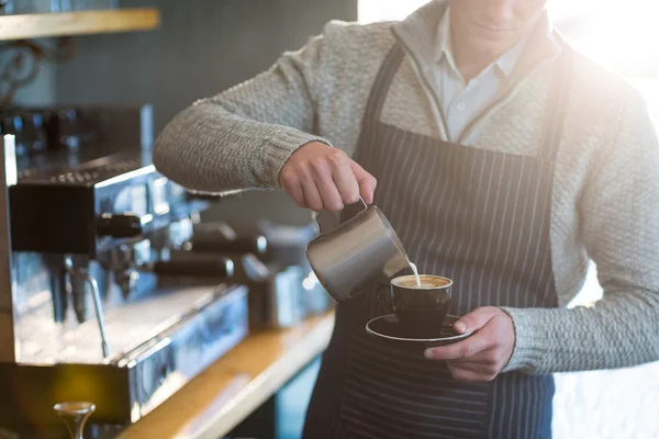 Kellner kocht Tasse Kaffee — Stockfoto