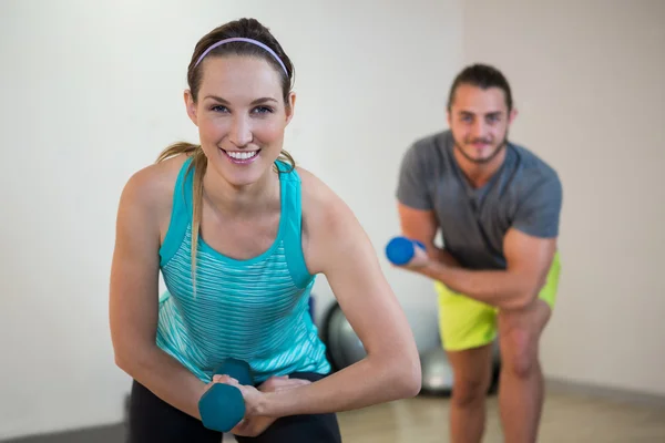 Uomo e donna che fanno esercizio aerobico — Foto Stock