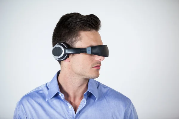 Man met virtuele video bril — Stockfoto