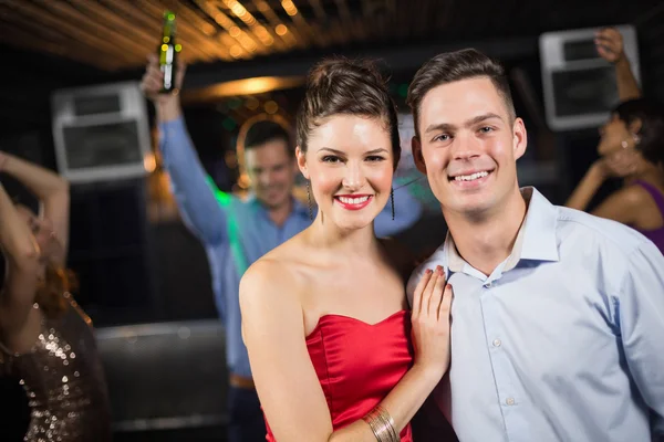 Пара, стоящая вместе в баре — стоковое фото