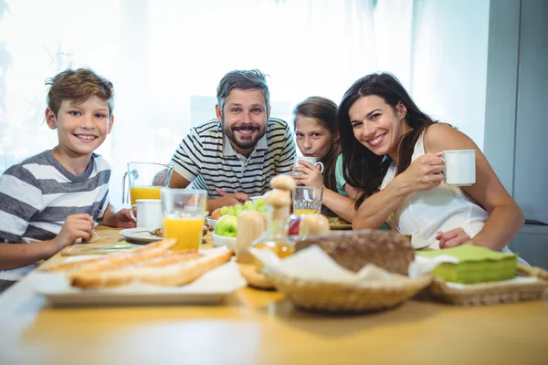 Aile birlikte kahvaltı yapıyor. — Stok fotoğraf