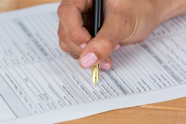 Empresária que preenche formulário de contrato de seguro — Fotografia de Stock