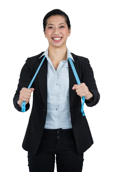 Businesswoman holding a measuring tape — Stockfoto