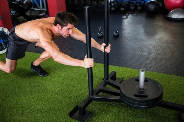 Gömleksiz adam spor salonunda egzersiz — Stok fotoğraf