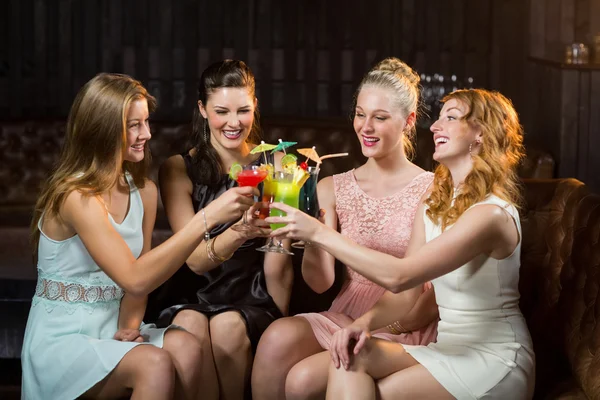 Female friends toasting glasses of cocktail — Stock Photo, Image