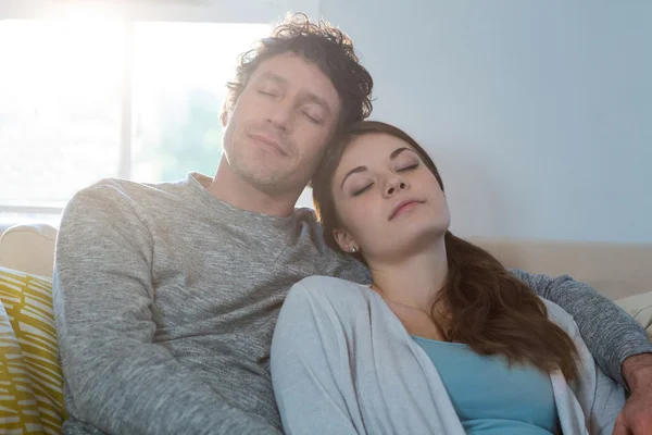 Pareja durmiendo juntos en el sofá —  Fotos de Stock