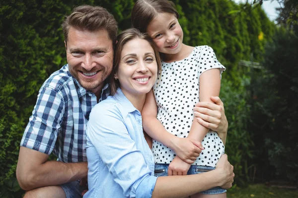 Happy family smiling in park — Stock Photo, Image