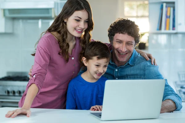 Щаслива сім'я використовує ноутбук — стокове фото
