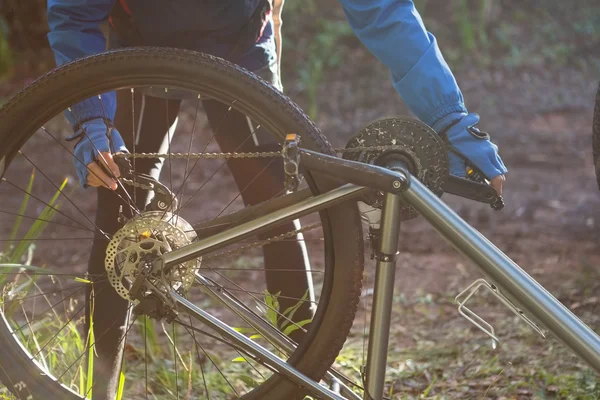 男性的山地自行车修理他的自行车链 — 图库照片